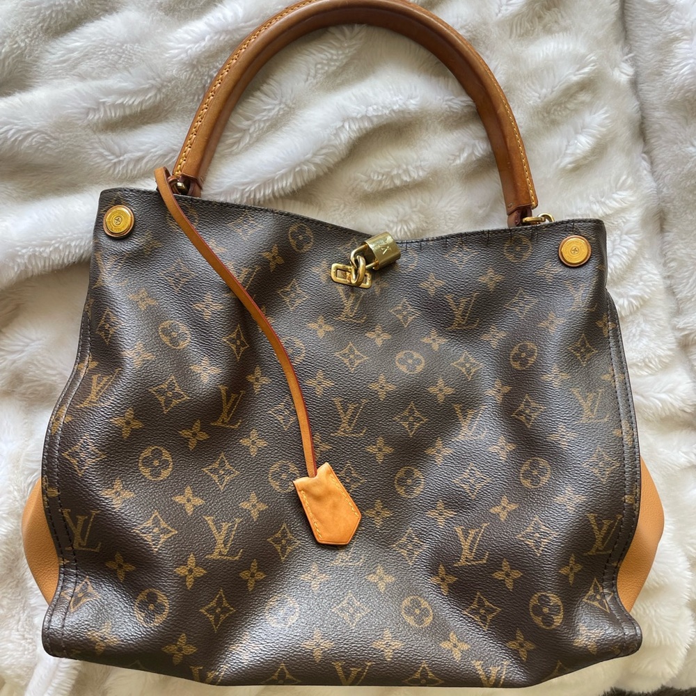 Louis Vuitton Gaia Bag Tan Detail ✨ Discontinued Style - Rare Find! ✨